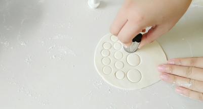 然后压出，如图的白色面片。