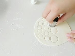 然后压出，如图的白色面片。