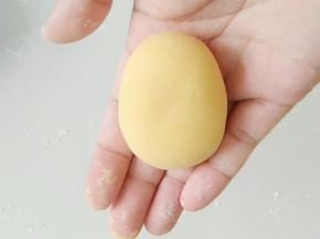 黄面团搓成，一头稍尖的椭圆体。