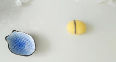 粘上一个黑细条。