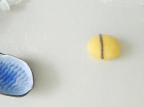 粘上一个黑细条。