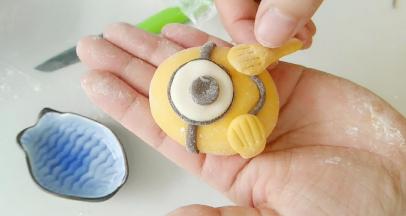 粘上小手，冷水上锅蒸。