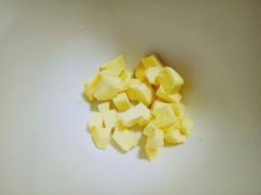 黄油切小块，室温软化。(室温自然软化即可)