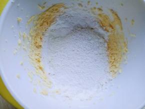 筛入低筋面粉。