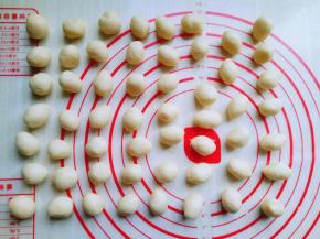 静止后的面团分成约7 g的小圆球。