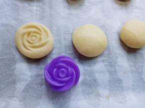 取一小块面团放收银揉圆，放在烤盘上，用模具压出花形。(如果没有模具这个步骤可以省略)