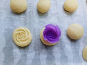 将玫瑰花模具放在面团上压出花型即可。
