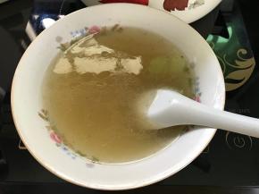 老鸭放茵茹炖至酥烂。取一碗汤待用。