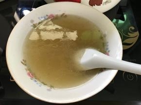 老鸭放茵茹炖至酥烂。取一碗汤待用。