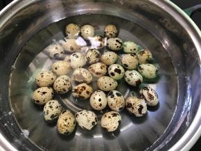 鹌鹑蛋清洗干净后放入锅中煮熟。去壳待用。