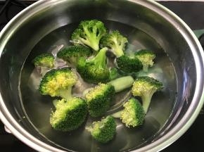 西兰花用水焯一下。