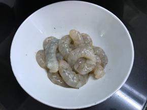 大虾剥去虾壳、去除虾线后用少许盐和料酒腌一下。
