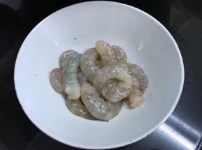 大虾剥去虾壳、去除虾线后用少许盐和料酒腌一下。