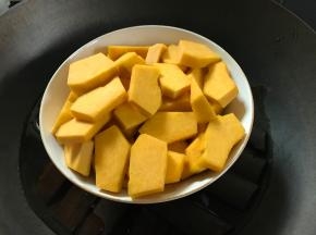 南瓜去皮后切块蒸熟。