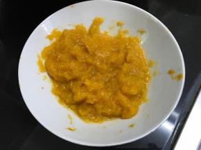 蒸熟的南瓜用料理机打成泥。