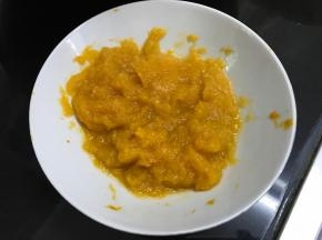 蒸熟的南瓜用料理机打成泥。