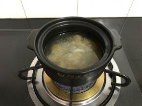 砂锅中放入老鸭汤。