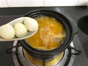 再次煮开后放入去壳后的鹌鹑蛋。