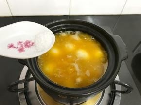 加少许盐调味。