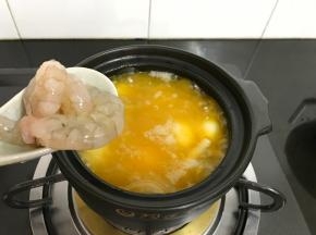 放入腌制好的虾仁。
