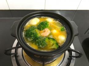 煮开后放入焯过水的西兰花即可熄火。