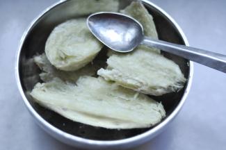 3、蒸熟后，去皮放入小盆，用小勺子把白薯压成泥