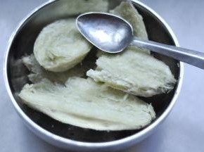 3、蒸熟后，去皮放入小盆，用小勺子把白薯压成泥