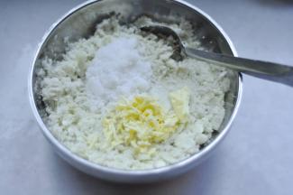 4、将黄油和白糖加入薯泥中搅匀