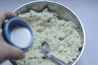 5、加入适量的牛奶（根据白薯的干湿程度加）