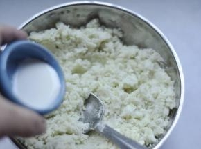5、加入适量的牛奶（根据白薯的干湿程度加）