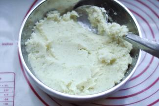 6、将白薯泥搅拌均匀后，分成7个40克的小球