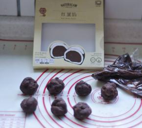 7、将豆沙馅分成7个30克的小球