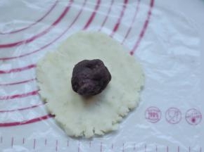 9、放上分好的豆沙馅