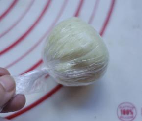 10、用保鲜袋包起来，拧几圈。