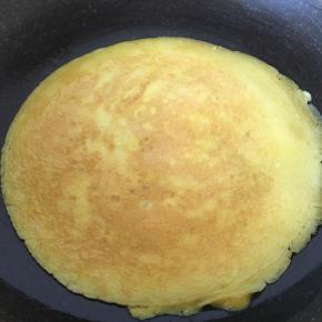 倒入蛋液小火煎熟