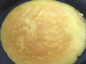 倒入蛋液小火煎熟