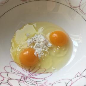 鸡蛋中加盐、面粉、橄榄油和胡椒粉