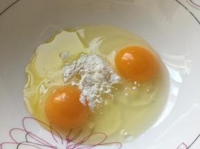 鸡蛋中加盐、面粉、橄榄油和胡椒粉