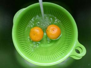 桔子放入篮子里，加清水