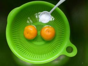 加入一勺盐，杀细菌（由于桔子露天养植，难免会有点脏）