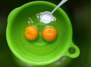 加入一勺盐，杀细菌（由于桔子露天养植，难免会有点脏）