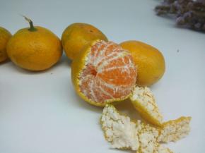 洗好的桔子，剥皮，新鲜的很好剥