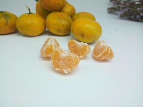 剥好的桔子，分成小块，方便榨汁