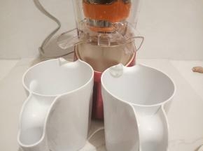 原汁机安装好，放好2个杯子，一个接汁，一个接渣