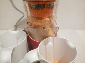 随着桔子的放入，桔子汁就来了，