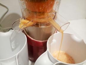 这个原汁机还是很给力的，看看旁边的渣就知道，很干，榨的汁也是很多