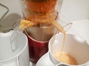 这个原汁机还是很给力的，看看旁边的渣就知道，很干，榨的汁也是很多