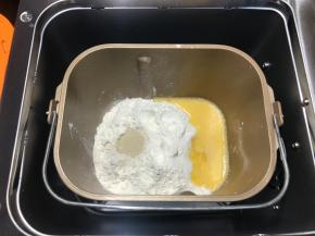 把面包的所有材料除了黄油外都放入面包机桶中，酵母不要和盐直接接触，把酵母放面粉坑里