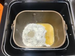 把面包的所有材料除了黄油外都放入面包机桶中，酵母不要和盐直接接触，把酵母放面粉坑里