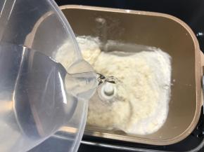 开动机器和面，不要一次性把水都加了，预留10克水，看面团状态酌情填减液体。